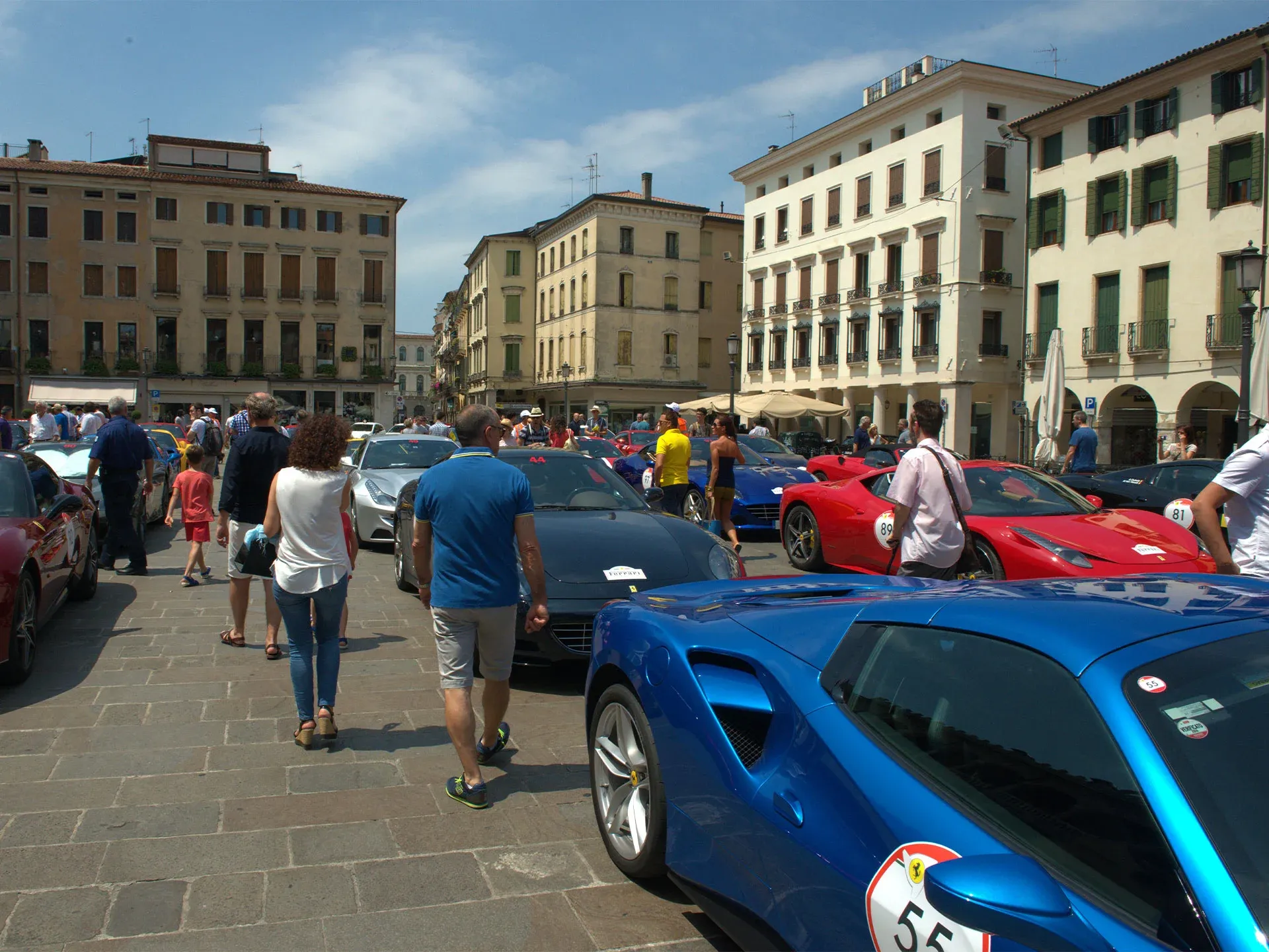 auto sportive in piazza a padova