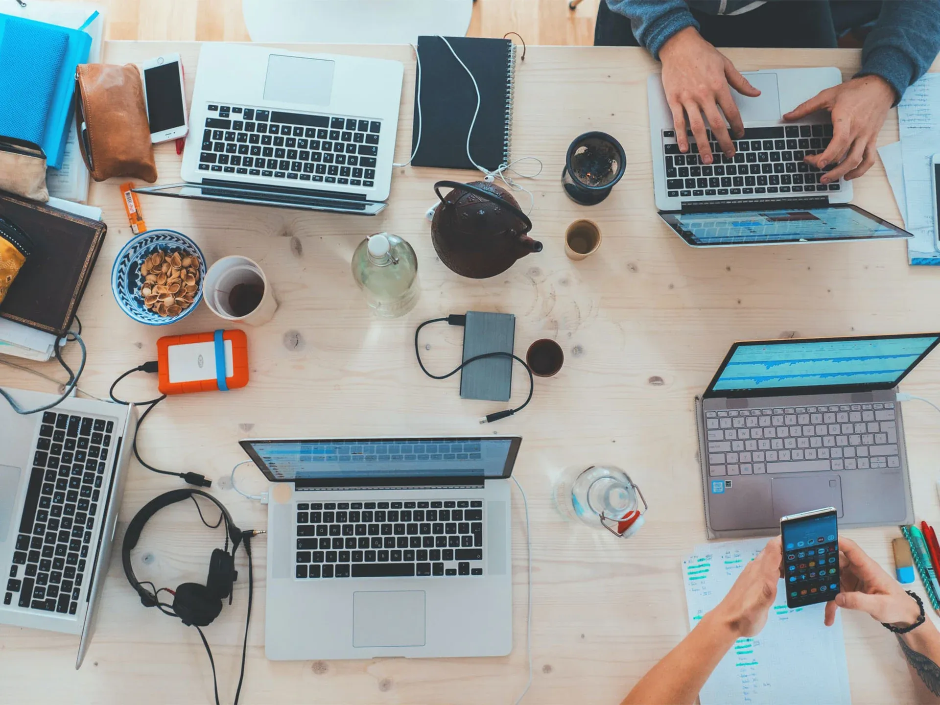 laptop e cellulari su scrivania vista dall'alto