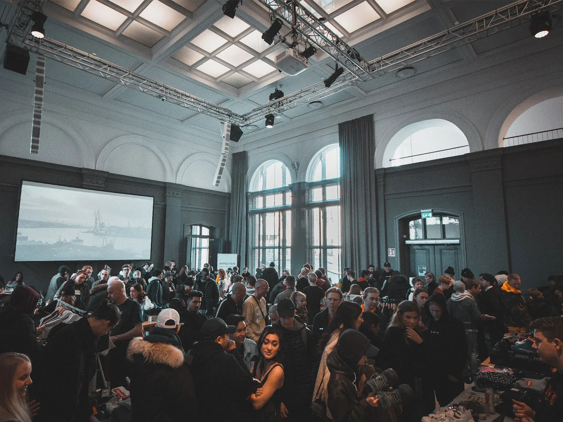 sala piena di persone che partecipano a un evento