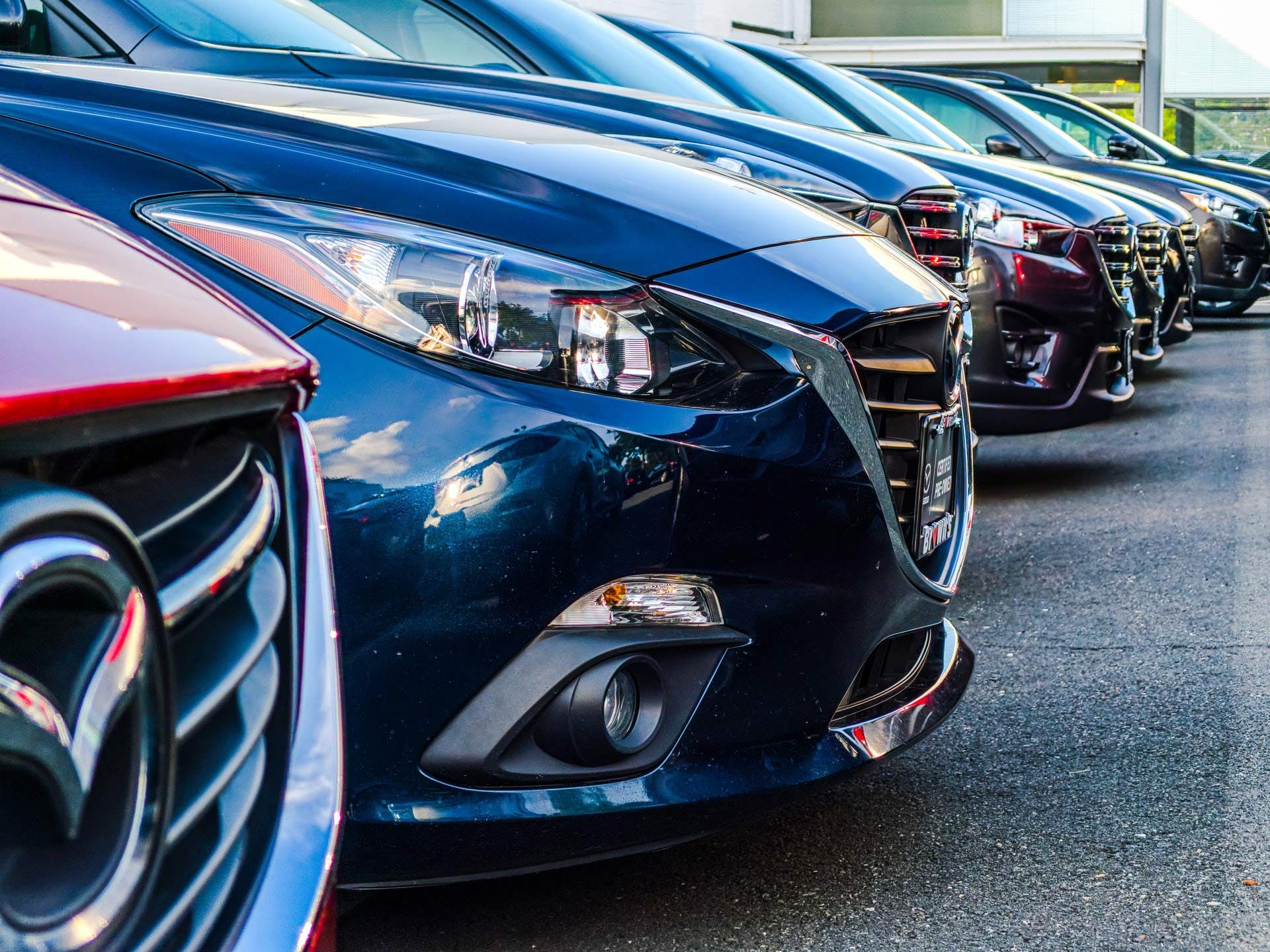 fila di automobili parcheggiate in spazio esterno