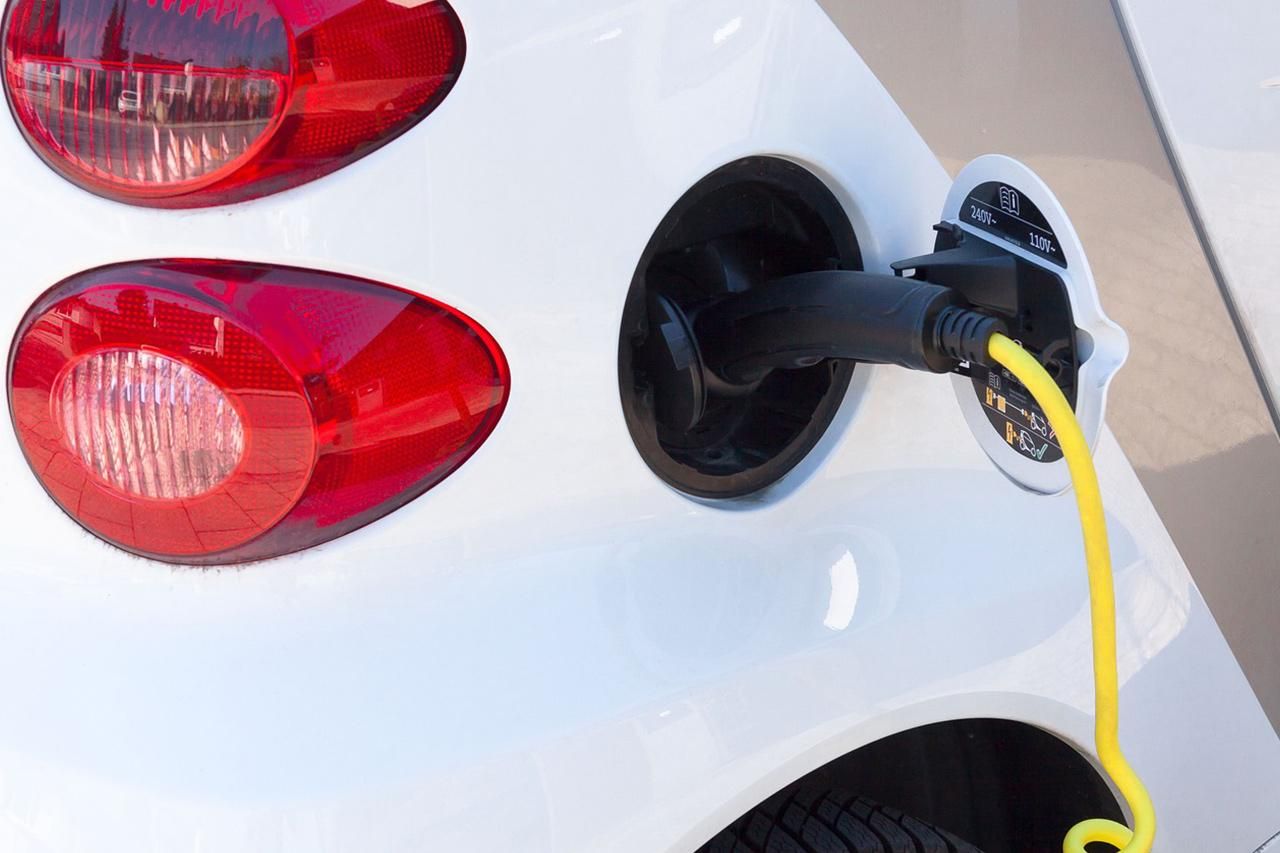 dettaglio di auto elettrica bianca in ricarica