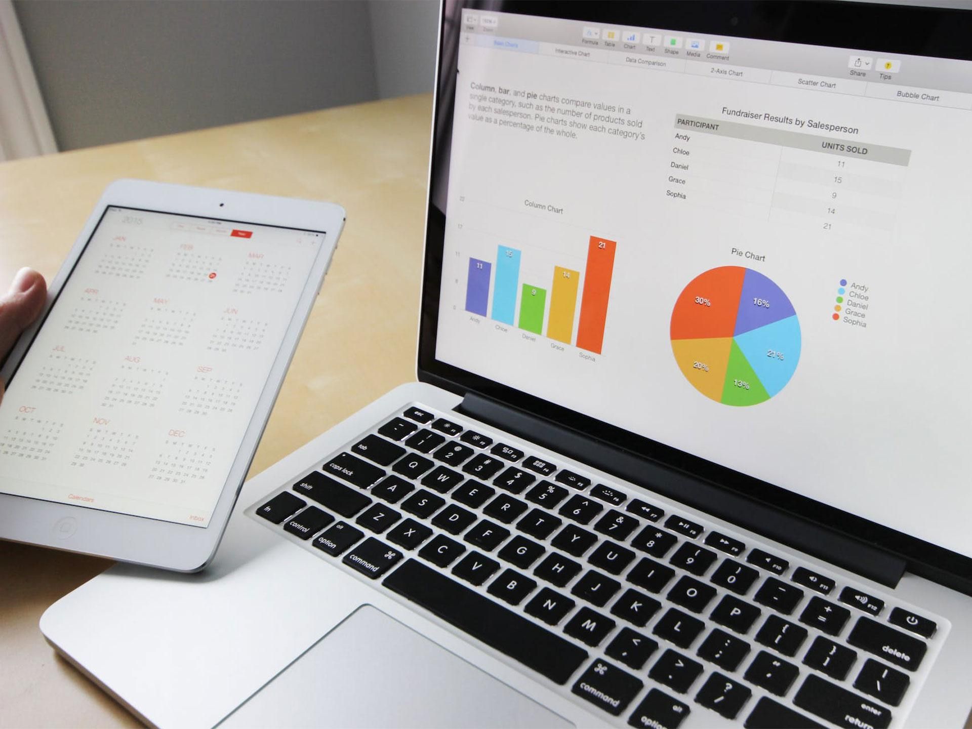 Laptop e tablet con grafici e statistiche