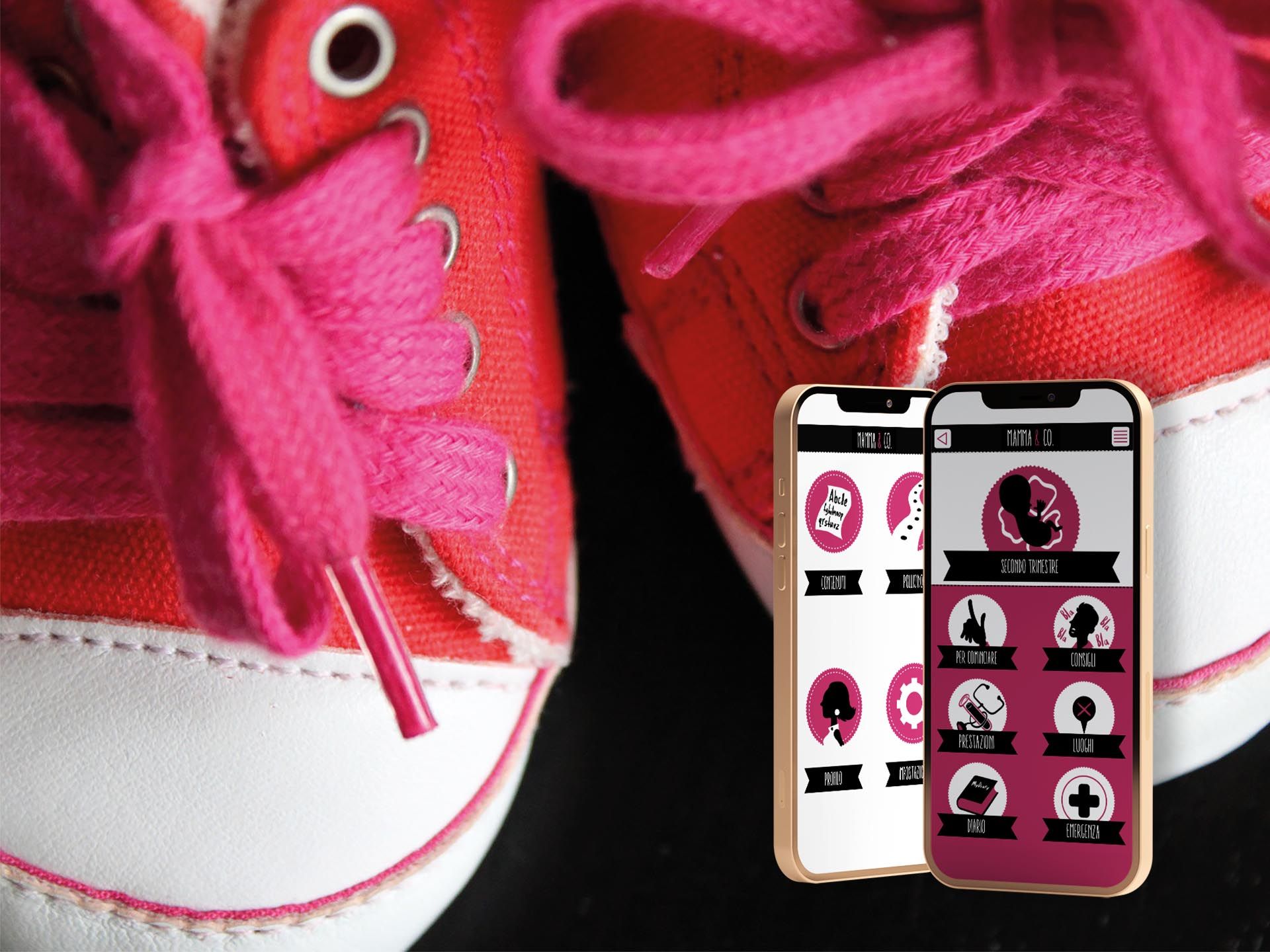 Scarpette rosse allacciate e due smartphone con aperta l'app Mamma&Co.