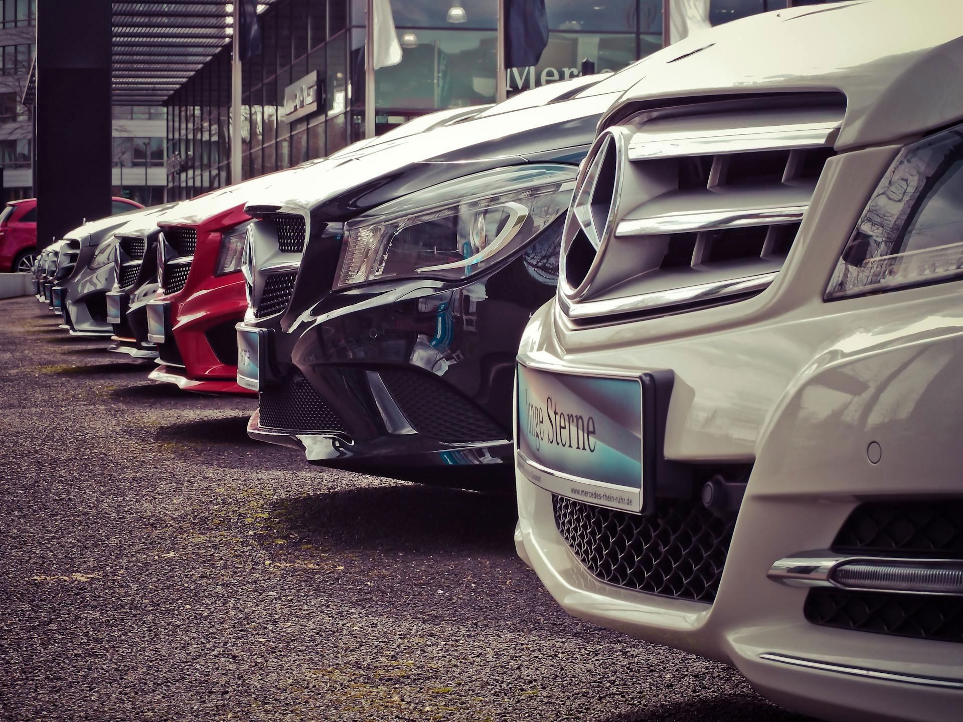 fila di auto parcheggiate