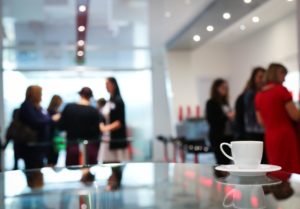 persone in ufficio caffè