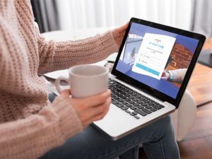 Alt text nuovo: Laptop con la pagina web della piattaforma e-Survey aperta