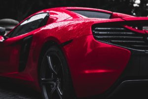 auto rossa sfondo nero