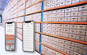 Scaffali di un magazzino con scatole impilate e due schermate dell'app di gestione magazzino di Peritus