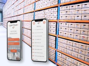 Scaffali di un magazzino con scatole impilate e due schermate dell'app di gestione magazzino di Peritus