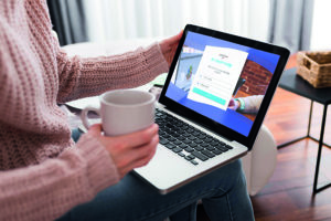 Alt text nuovo: Laptop con la pagina web della piattaforma e-Survey aperta