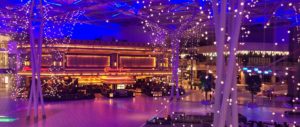 Ampia sala illuminata da luci viola