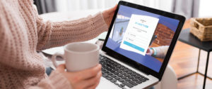 Laptop con la pagina web della piattaforma e-Survey aperta