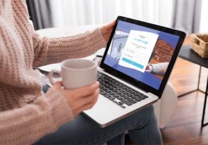 Alt text nuovo: Laptop con la pagina web della piattaforma e-Survey aperta