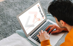 ragazzo sul letto davanti al pc