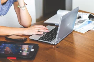donna scrive al pc