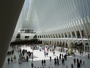 ingresso di una fiera con persone che camminano all'interno
