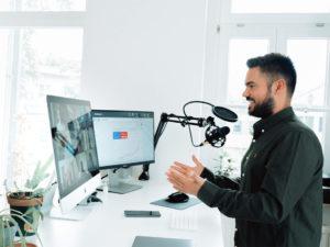 ragazzo davanti allo schermo di un pc mentre assiste a un webinar
