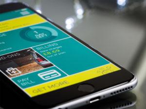 screen di app su smartphone appoggiato sopra un tavolo