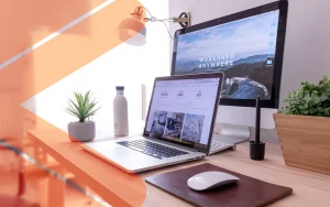 pc e laptop sopra una scrivania ordinata