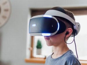 bambino che indossa un visore per la realtà virtuale