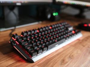 tastiera e schermo di un pc sopra una scrivania di legno