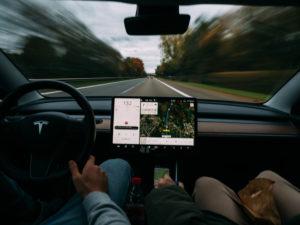 dispositivo gps nell'abitacolo di un'auto