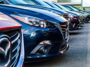 fila di automobili parcheggiate in spazio esterno