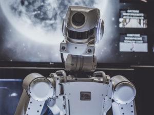 robot antropomorfo con luna piena sullo sfondo
