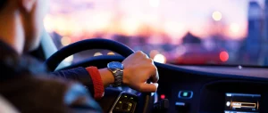 uomo alla guida di un'auto