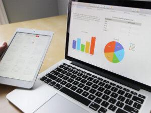 Laptop e tablet con grafici e statistiche