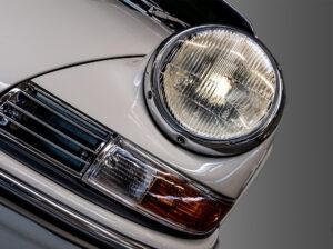 dettaglio faro anteriore di auto di lusso bianca