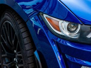 dettaglio di un faro di automobile blu