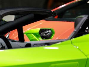 Auto sportive verde e arancione parcheggiate