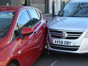 incidente tra auto grigia metallizzata e auto rossa