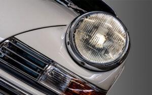 faro di di auto d'epoca bianca