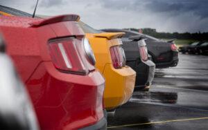 auto di diversi colori parcheggiate all'esterno in un giorno di pioggia
