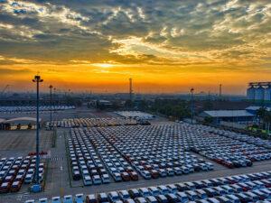 panoramica di un parcheggio d'auto al tramonto